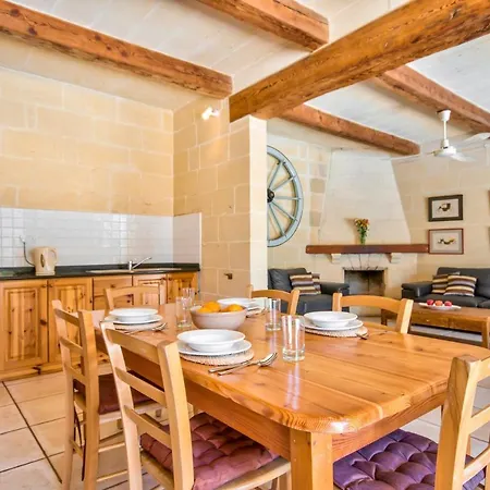 Villa Zebbug Sleeps 6 With Pool And Wifi *